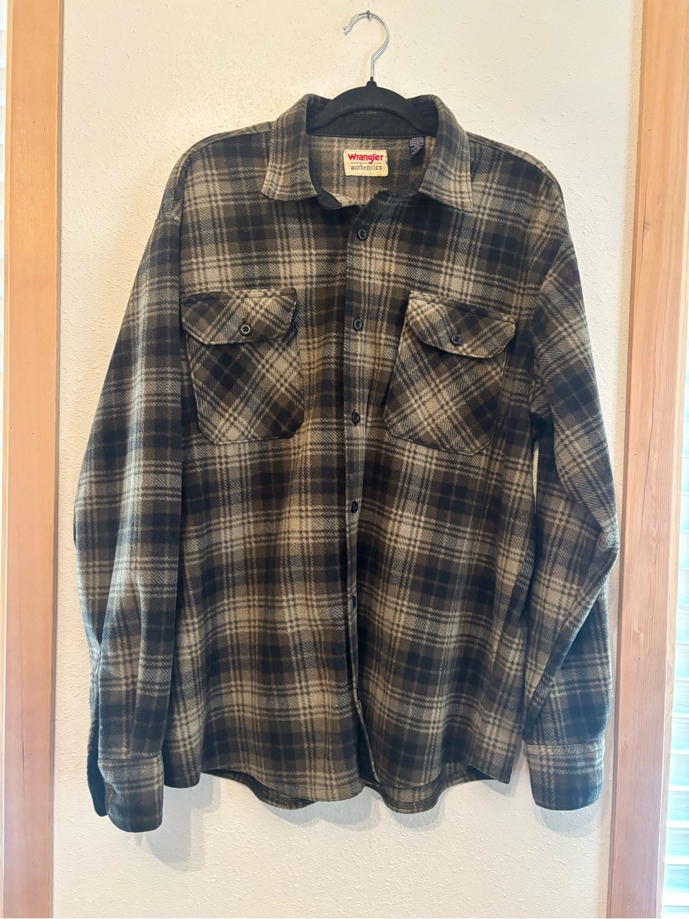 Vintage Wrangler Men's Green and Tan Plaid Flannel Button-Down Shirt L/G 
0118S